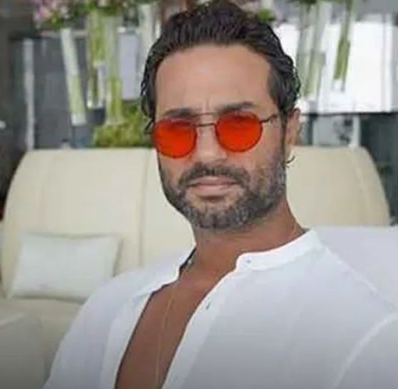 بسبب عقلة الاصبع.. كريم فهمي يكشف حقيقة خلافه مع محمد هنيدي