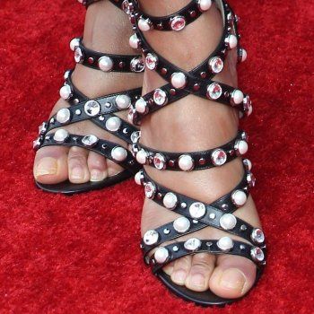 شاهد .. نجمات يمتلكن أبشع أصابع أقدام منهن فيكتوريا بيكهام وليدي غاغا وكيم كارداشيان!- بالصور