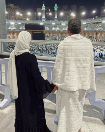 شاهد .. بالصور- محمد قنوع يؤدي مناسك العمرة