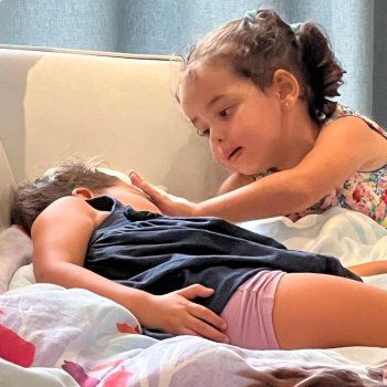 شاهد .. إبنة وسام بريدي وريم السعيدي مريضة.. وهكذا تهتم بها شقيقتها -بالصور