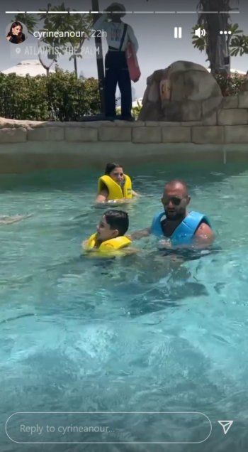 شاهد .. سيرين عبد النور تضيّع ابنها على البحر وزوجها ينقذ الموقف -بالصور