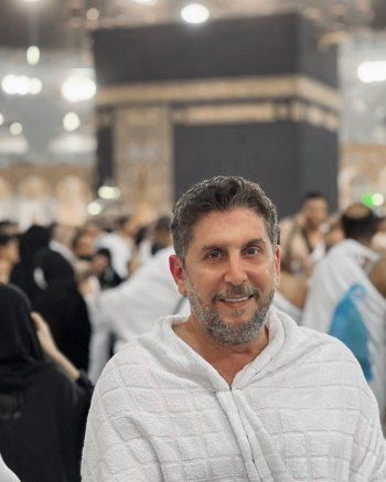 شاهد .. بالصور- محمد قنوع يؤدي مناسك العمرة