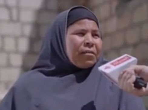 واحد من الناس يحقق حلم بائعة خضار بمبلغ مالى ليساعدها فى اعباء الحياة