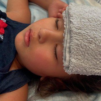 شاهد .. إبنة وسام بريدي وريم السعيدي مريضة.. وهكذا تهتم بها شقيقتها -بالصور