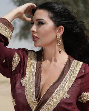 شاهد .. لاميتا فرنجية بإطلالة لافتة بالعباءة