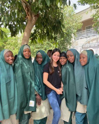 شاهد .. بالصور - أسيل عمران تشارك في حملة "خيرك يفرق" في نيجيريا