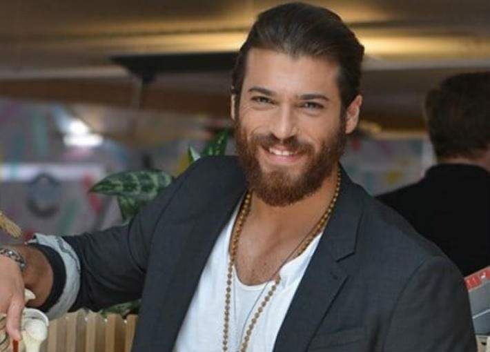 شاهد .. جان يامان يتلاكم مع زملائه والسبب مسلسله الإيطالي الجديد