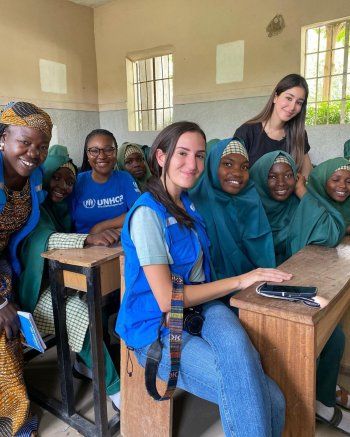 شاهد .. بالصور - أسيل عمران تشارك في حملة "خيرك يفرق" في نيجيريا