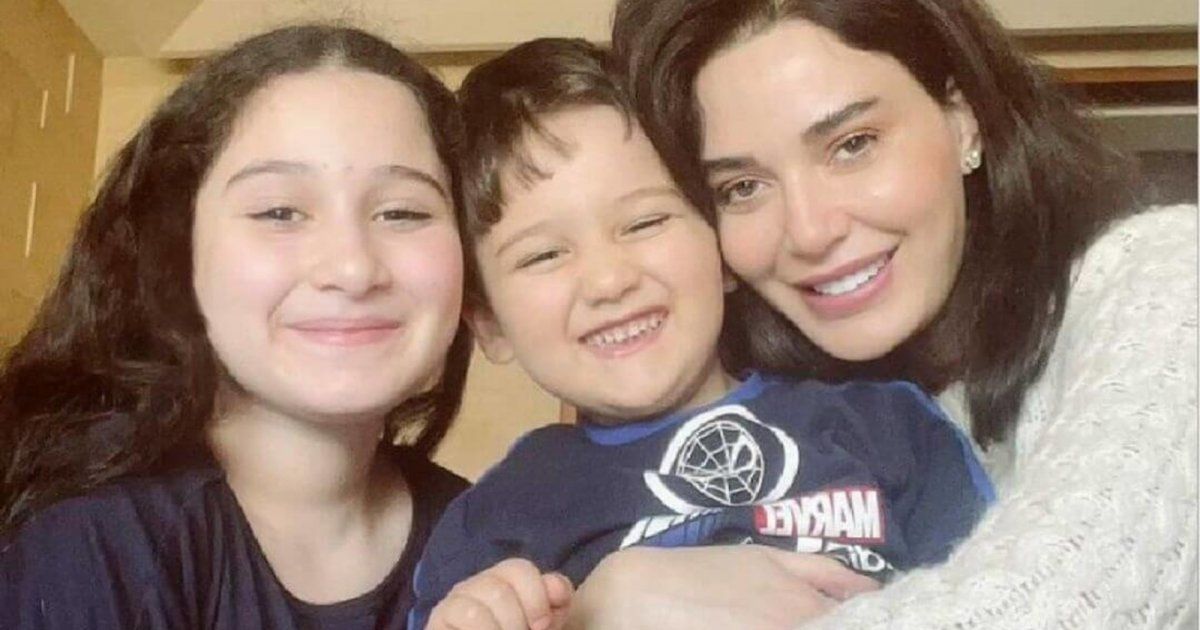 شاهد .. سيرين عبد النور تضيّع ابنها على البحر وزوجها ينقذ الموقف -بالصور