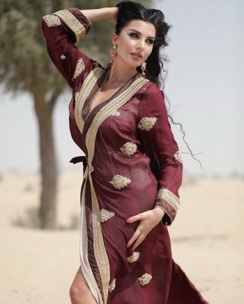 شاهد .. لاميتا فرنجية بإطلالة لافتة بالعباءة