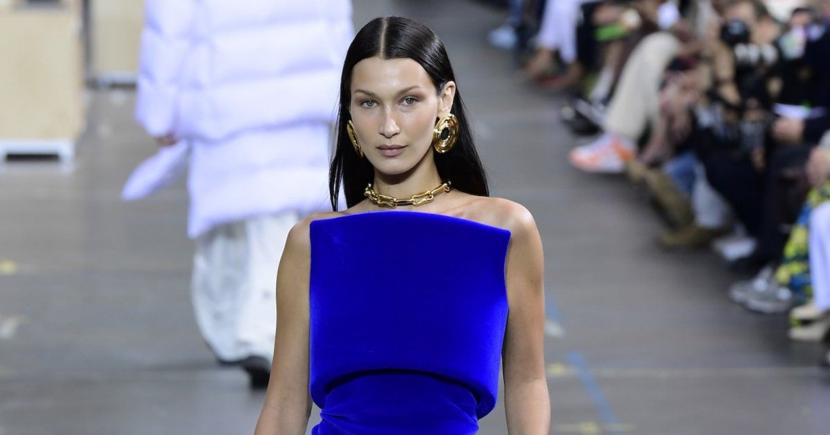 شاهد .. بيلا حديد بإطلالة تحبس الأنفاس.. واللون الأحمر حديث المتابعين