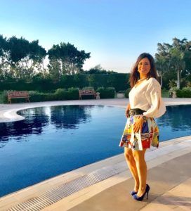 اتفرج- منة فضالي تستعرض مفاتنها بملابس قصيرة