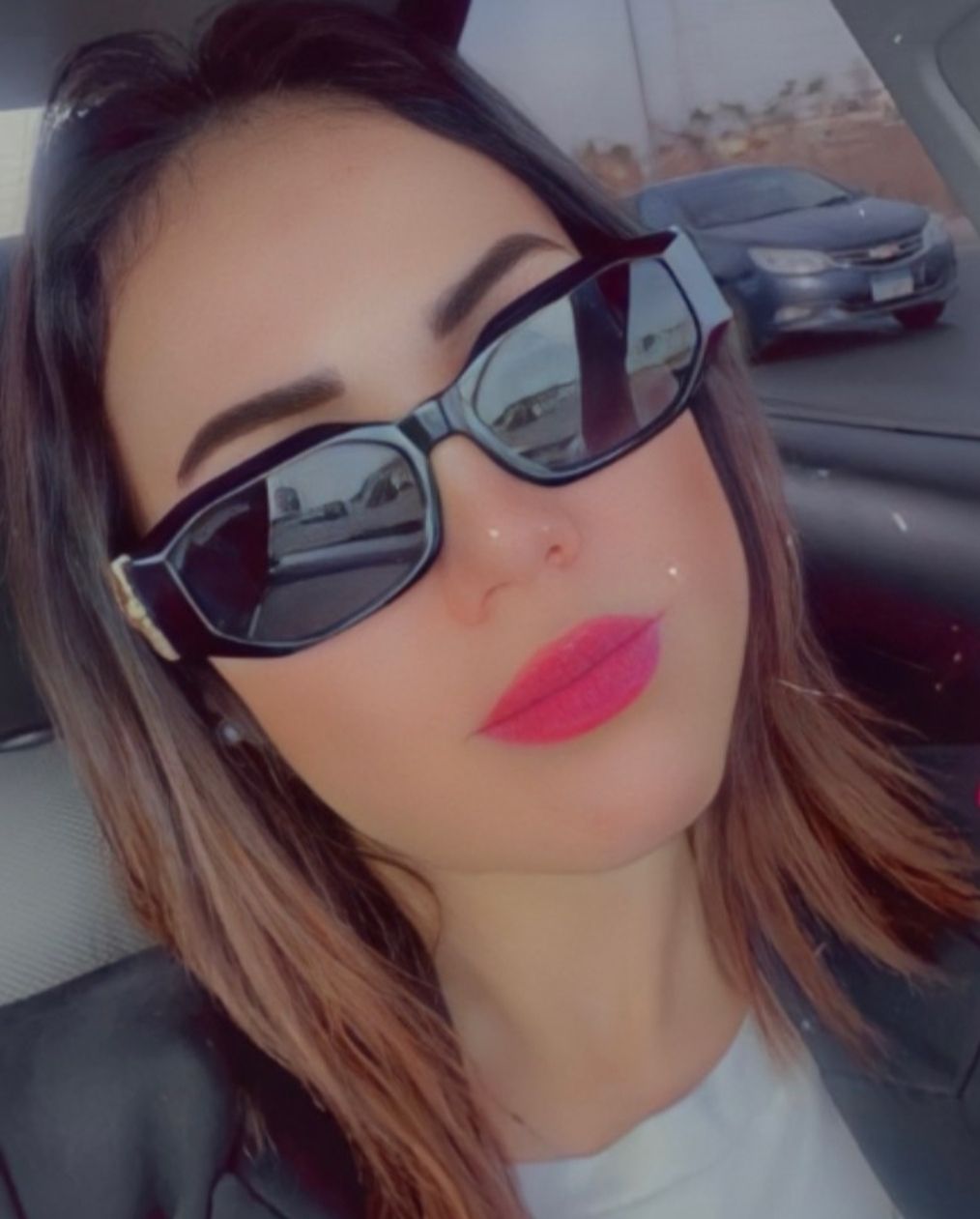 ايمي طلعت زكريا تخطف الانظار بسيلفي من داخل سيارتها- شاهد