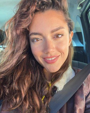 شاهد .. ستيفاني عطالله بإطلالة عفوية.. وجمالها حديث الكثيرين