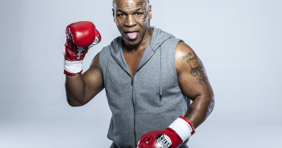 شاهد .. مايك تايسون ينهال بالضرب على شاب ويدمي وجهه