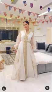 اتفرج – نسرين طافش تتمايل بالأبيض الشفاف داخل منزلها