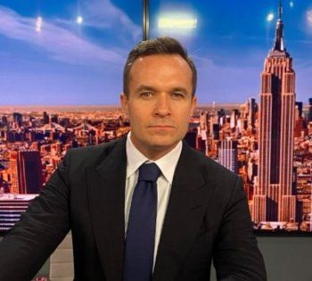 شاهد .. صحفي يسخر من هاري ستايلز..هذا ما اقترحه عليه