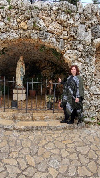 شاهد .. بالصور - إلهام شاهين تهنىء المسيحيين بعيد القيامة