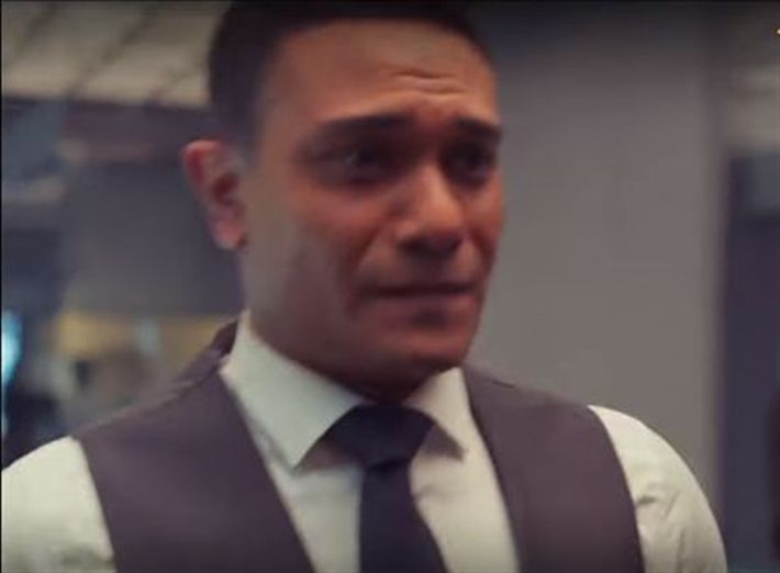 إنهيار آسر ياسين بالبكاء بسبب وفاة والده – فيديو