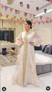 اتفرج – نسرين طافش تتمايل بالأبيض الشفاف داخل منزلها