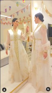 اتفرج – نسرين طافش تتمايل بالأبيض الشفاف داخل منزلها