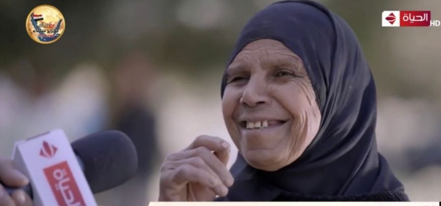 واحد من الناس يجبر خاطر الست حميدة ويهديها اجهزة كهربائية لمنزلها