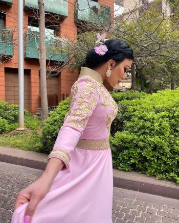 شاهد .. هيفا وهبي تتألق بقفطان مغربي باللون الزهري