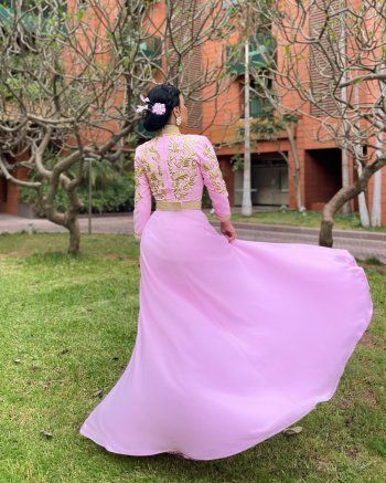 شاهد .. هيفا وهبي تتألق بقفطان مغربي باللون الزهري