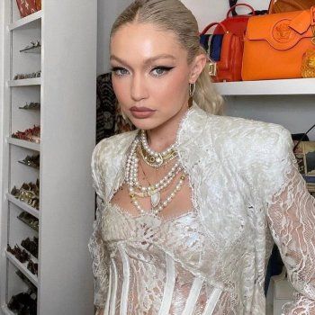 شاهد .. جيجي حديد تحتفل بعيد ميلادها الـ 27.. شاهدوا إطلالتها