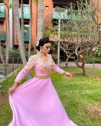 شاهد .. هيفا وهبي تتألق بقفطان مغربي باللون الزهري