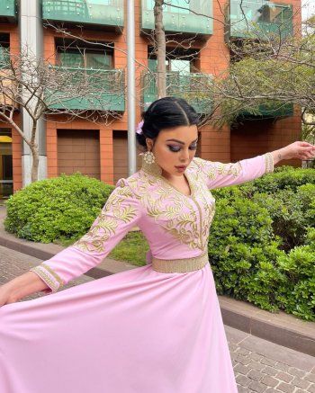 شاهد .. هيفا وهبي تتألق بقفطان مغربي باللون الزهري