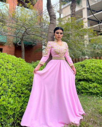 شاهد .. هيفا وهبي تتألق بقفطان مغربي باللون الزهري