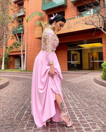 شاهد .. هيفا وهبي تتألق بقفطان مغربي باللون الزهري