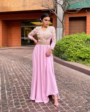 شاهد .. هيفا وهبي تتألق بقفطان مغربي باللون الزهري