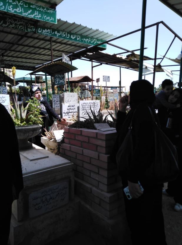 جنازة والدة سمية الخشاب حصل فيها العجب : شتيمة و ضرب و عياط – فيديو