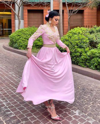 شاهد .. هيفا وهبي تتألق بقفطان مغربي باللون الزهري