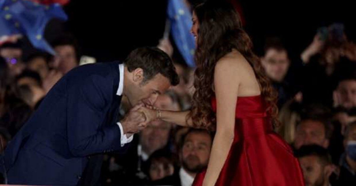 شاهد .. إيمانويل ماكرون يقبل يد فنانة مصرية بعد فوزه في الإنتخابات.. فمن هي؟