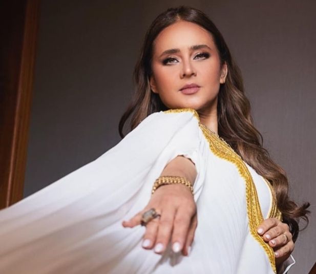 نيللي كريم تسحر متابعيها بإطلالة بيضاء- شاهد