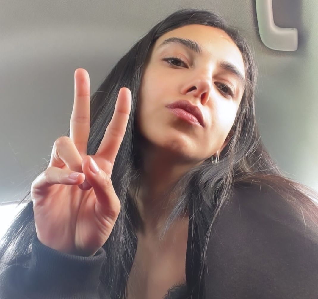 سلمي ابو ضيف تتألق بسيلفي من سيارتها- شاهد