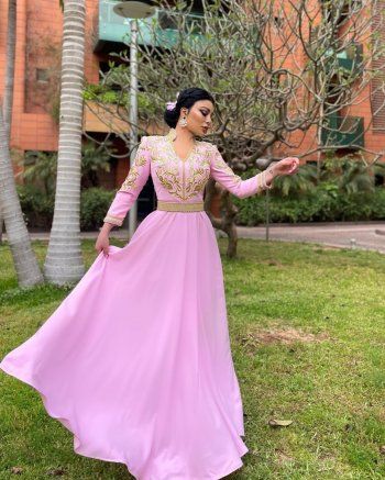 شاهد .. هيفا وهبي تتألق بقفطان مغربي باللون الزهري