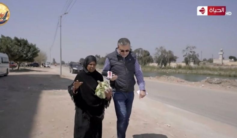 واحد من الناس يجبر خاطر الست حميدة ويهديها اجهزة كهربائية لمنزلها