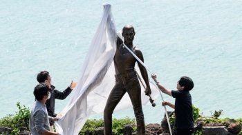 شاهد .. بالصورة - تمثال في كوريا الجنوبية تكريماً لفريدي مركوري