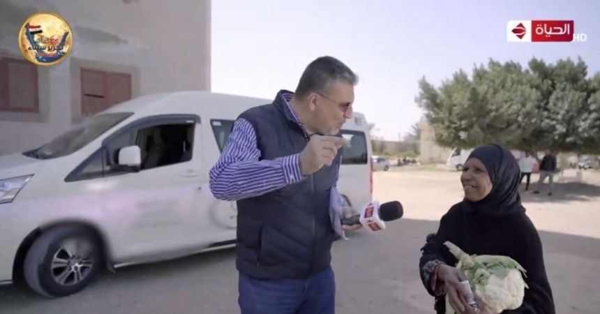 واحد من الناس يجبر خاطر الست حميدة ويهديها اجهزة كهربائية لمنزلها