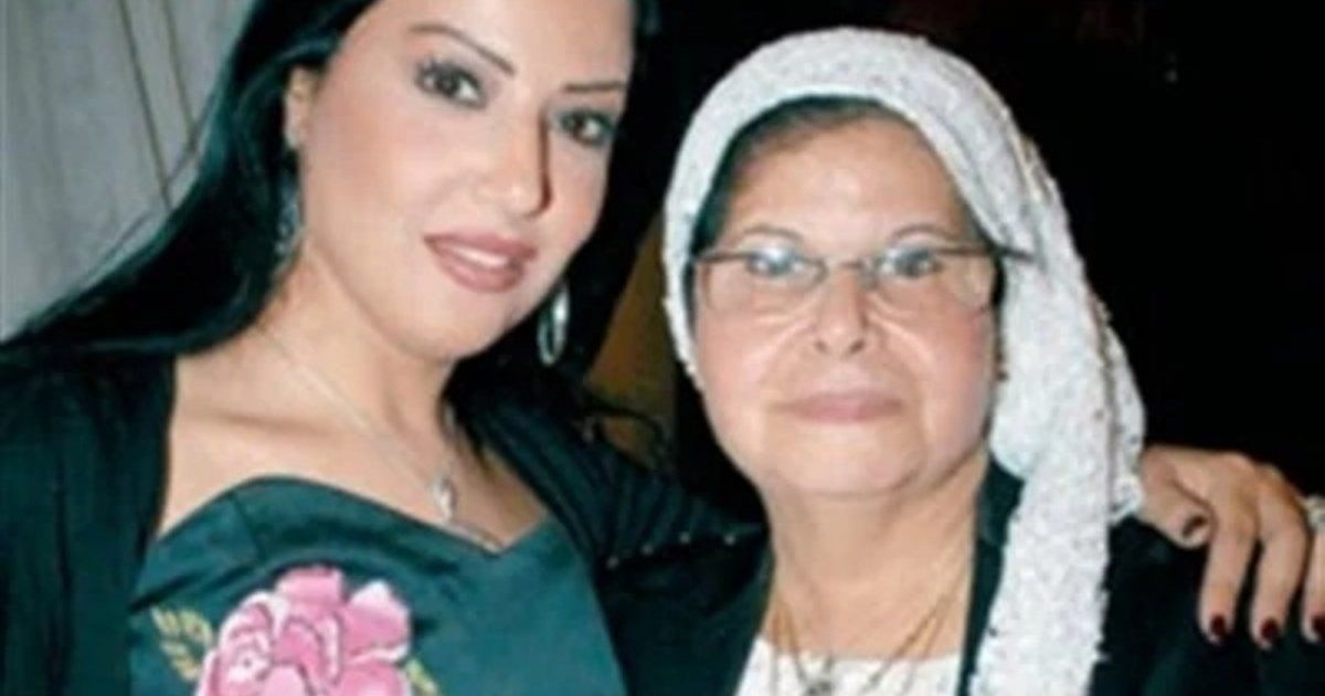 شاهد .. سمية الخشاب تنهار في وداع والدتها إلى مثواها الأخير.. ونجوم الفن يغيبون عن الجنازة