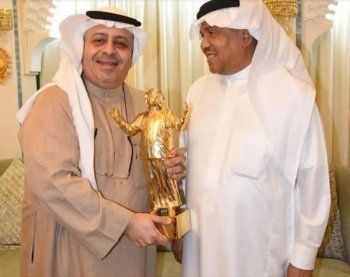 شاهد .. بالصورة - محمد عبده يحصل على تمثاله الذهبي