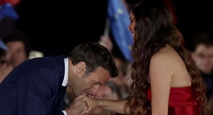 المصرية العالمية ” فرح الدبياني” عن تقبيل ماكرون يدها: صدمني بإحساسه