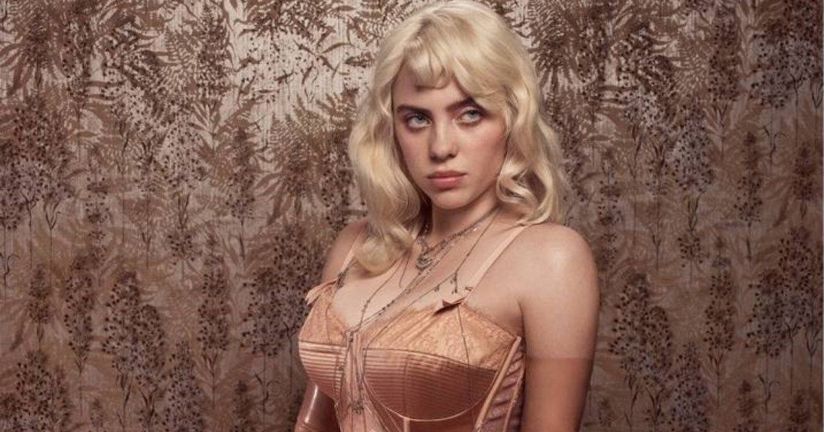 شاهد .. بيلي إيليش تسقط على وجهها من على المسرح.. شاهدوا ردة فعلها