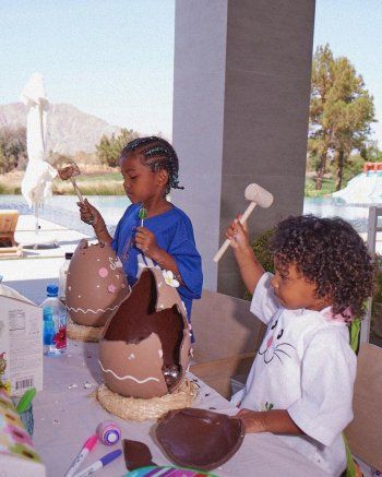 شاهد .. كيم كارداشيان تمضي عيد الفصح مع عائلتها وتشارك هذه الصور