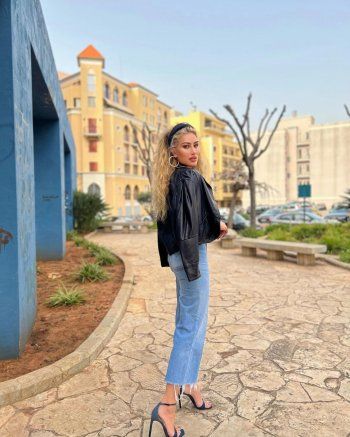 شاهد .. مايا دياب بإطلالة لافتة للأنظار.. والجمهور يشيد بها