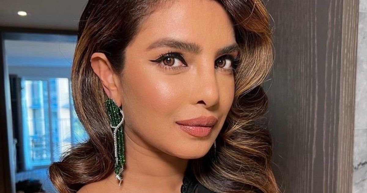 شاهد .. بريانكا شوبرا تستعرض روتينها الجمالي اليومي بفيديو عفوي